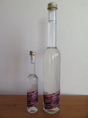 wir haben seit Jahren bei den Langhalsflaschen auf Schraubverschluss umgestellt - das ermöglicht jederzeit ohne Aromaverlust die Flasche zu öffnen bzw. zu verschließen
