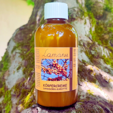 Produktbeschreibung: Die Pure Orange Lebensfreude

Tauchen Sie ein in die Welt der puren, orangefarbenen Lebensfreude! Unsere exklusive Emulsion bringt nicht nur Ihre Haut zum Strahlen, sondern auch Ihre Laune. Der frische, fruchtige Duft von Sanddornöl hebt die Stimmung und versorgt Ihre Haut mit wertvollen Nährstoffen, die sie besonders im Sommer benötigt.

Vorteile auf einen Blick:

    Gute Laune garantiert: Der belebende Duft von Sanddorn bringt ein Lächeln auf Ihr Gesicht.
    Sommerfitte Haut: Stärkt die Hautbarriere und schützt vor den Herausforderungen sonniger Tage.
    Nährstoffreiche Pflege: Versorgt die Haut mit wichtigen Vitaminen und Mineralstoffen.

Anwendungsempfehlung:
Tragen Sie die Emulsion großzügig auf und lassen Sie sie gut einziehen. Beachten Sie, dass das enthaltene Sanddornöl färben könnte. Um Flecken auf Kleidung zu vermeiden, empfehlen wir, die Haut vor dem Anziehen vollständig trocknen zu lassen.

Genießen Sie das Gefühl von sommerlicher Frische und pflegen Sie Ihre Haut mit unserer pure orange Lebensfreude Emulsion – für einen strahlenden Teint und ein sonniges Gemüt!

estandteile: Belebtes Wasser, Rosenmalve-Olivenöl*, Aprikosenkernöl*, Orangenblüten-Hydrolat*, Karottensaft*, wässrig-alkoholischer Auszug aus Ringelblumenblüten*, Jojobaöl*, Olivenöl*, natives Kokosöl*, Bienenwachs*, Sanddornöl*, ätherische Öle (Parfum; enthalten u.a. Limonen, Linalool, Geraniol), Blüten- und Edelsteinessenzen.

Alle*Produkte = aus kontrolliert-biologischem oder biologisch-dynamischem Anbau oder kontrollierter Wildsammlung
Die geöffnete Creme möglichst innerhalb eines halben Jahres verbrauchen. 
Bei 10-15°C lagern. 