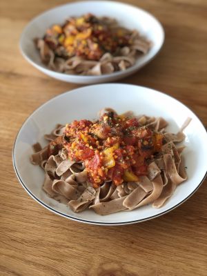 Unsere Box liefert ambitionierten Freizeitsportler*innen:

Hochwertiges Hanfmehl inkl. Rezeptidee für deinen Regenerationsshake ohne Proteinpulver!
Vegane Hauptspeise: Nach dem Training kochst du Dinkelpasta mit Lupinenbolognese.
Diese Mahlzeit füllt deine Kohlenhydratspeicher auf und versorgt deine Muskeln mit Eiweiß.