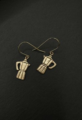 Einzigartigen, handgefertigten Ohrringe aus Bronze und Edelstahl, die in der Form kleiner Kaffeekannen gestaltet sind.
 Diese verspielten Schmuckstücke vereinen kreative Handwerkskunst mit einem charmanten Design, perfekt für Kaffeeliebhaber.
Ohrrhaken: Edelstahl gold
Anhänger: bronze