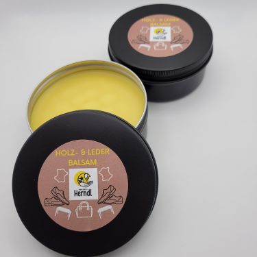 Nettogewicht: 100g



Unser Holz- und Lederbalsam kann bei rechtzeitiger, regelmäßiger Anwendung unterstützen bei: 



* Knitterfalten, Brüche bei Leder (vorbeugen)



* Wasserflecken, bei Oberflächen von Holztischen           vorbeugen ( das Bienenwachs wirkt       leicht imprägnierend)



* Kann auffrischend & rückfettend für Holz & Leder sein



* Kann Schneidbretter/Jausenbretter wieder frischen     Glanz verleihen.



* Wieder gepflegteres Aussehen, mehr Glanz.

    Deine Liebelingssachen sehen wieder aufgefrischt aus. 



* Kinderleichtes auftragen mit einem sauberen,     fusselfreiem Baumwoll- oder Leinentuch.



Vor der ersten Anwendung auf  einer unauffälligen Stelle testen. 

Erst auftragen, wenn das Holz oder das Leder zuvor gereinigt wurden.



Zutaten:  100% echtes Bienenwachs, Leinöl,  Ringelblumenöl,



OHNE LÖSUNGSMITTEL, OHNE PARFUM



Es hat den dezenten und natürlichen Duft von echtem Bienenwachs



