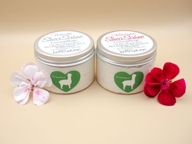 myFlavor - Shea Sahne
Luxuspflege für Gesicht & Körper

Deine Shea Sahne besteht aus verschiedenste natürlichen Ölen (Jojobaöl, Arganöl, Mandelöl und Sheabutter), ist frei von Konservierungsstoffen und zu 100 % vegan. 

Luxuriöse Sheasahne – inspiriert von der Weichheit der Alpakafaser
Sie zieht langsam in deine Haut ein und liefert dir ein angenehmes Hautgefühl, welches über Stunden anhält. 
Die beste Wirkung erzielst du, wenn du dich nach dem Duschen oder Händewaschen (mit der myFlavor Alpaka Keratin Seife) mit der Shea Sahne eincremst. 
