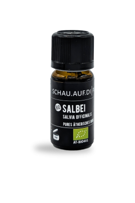 Unser ätherisches Salbeiöl BIO vereint den würzig-frischen Duft des Salbeis mit klärender Wirkung für Raum und Geist. Die herbe, krautige Note schafft eine harmonisierende Atmosphäre, fördert geistige Klarheit und vertreibt muffige Gerüche – ideal für dein Zuhause und deine persönlichen Auszeiten.