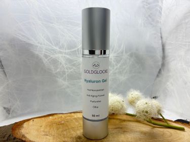 Hyaluron-Gel – intensive Feuchtigkeit und sanfte Pflege


Unser Hyaluron-Gel (50 ml) im praktischen Airless-Spender kombiniert hoch- und niedermolekulare Hyaluronsäure für eine umfassende Feuchtigkeitsversorgung. Diese besondere Zusammensetzung unterstützt die Haut dabei, sich frisch und geschmeidig anzufühlen.
