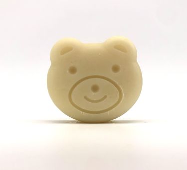 Sanfte Feuchtigkeitsspendende Pflege speziell für empfindliche Kinderhaut. Unsere handgefertigten Kinderseifen bieten mehr als nur Reinigung – sie sind wie eine zarte Umarmung für die Allerkleinsten. Die hypoallergene Kokosmilch-Rezeptur ohne Duftstoffe pflegt besonders mild, während die niedlichen Tierformen aus Hase und Fisch das tägliche Waschen zu einem spielerischen Abenteuer machen.