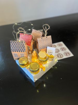 Unser Adventkalender beinhaltet 11 Krippenfiguren aus 100% reinem Bienenwachs, so wie vielen  weiteren honigsüßen Kleinigkeiten!