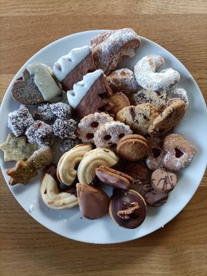 Kekse werden aus Produkten vom Bauernhof (Butter, Walnüsse, Marmelade, Mehl) hergestellt. 