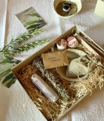 Starterpaket zum Räuchern

Räucherschale, Räuchersand, Räucherkohle mit Holzzange, 2 verschiedene Räuchermischungen, ein Räucherstab, ein Briefchen mit indischem Weihrauch(EZA) und das Räucherbuch von Michaela