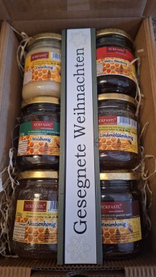 Unsere Honigsortimentsbox enthält 6x0,25kg Honig aus unserer eigenen Imkerei
Cremehonig, Waldhonig, Kastanienhonig, Akazienblüten, Lindenblüten, Wald&Blütenhonig
Liebevoll als Geschenk verpackt