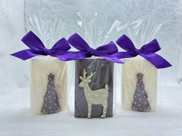 Festliche Weihnachtsseifen – Ein zauberhaftes Geschenk für die Sinne

Unsere liebevoll gestalteten Weihnachtsseifen bringen nicht nur Duft, sondern auch festliche Stimmung in Ihr Zuhause. Jede Seife ist ein kleines Kunstwerk, verziert mit stimmungsvoller Dekoration, die das Herz erwärmt. Ob als liebevolles Geschenk oder für die eigene Wohlfühloase – diese Seifen zaubern weihnachtlichen Glanz in jeden Moment.

Entdecke die Vielfalt unserer festlichen Kreationen und lass dich von der Magie der Weihnachtszeit verzaubern!
