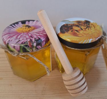 Unser Blütenhonig -der aus dem Waldviertel Bezirk Zwettl kommt -zeichnet sich besonders durch seine strahlende Farbe und seinem aromiatischen Geschmack aus. Er schmeckt köstlich auf einem Stück Brot, im Tee sowie als Zutat für verschiedene Süßspeisen. Egal wie, unser Honig ist immer eine Sünde wert.
