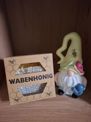 Wabenhonig ist Honig, den die Bienen in frisch gebauten, brutfreien Waben eingelagert und mit einer dünnen Wachsschicht versiegelt haben. Anders als beim normalen Schleuderhonig bleibt die gesamte Wabe erhalten - WIR verkaufen sozusagen ein Stück Bienenstock direkt an den Kunden.

Der besondere Wert liegt in der absoluten Reinheit und Natürlichkeit. Die Bienen fungieren als Qualitätskontrolleure und verdeckeln nur reifen Honig mit dem perfekten Wassergehalt.

Für Kunden ist Wabenhonig ein einzigartiges Geschmackserlebnis. Das zarte Wachs wird wie Kaugummi gekaut, während der reine Honig auf der Zunge zergeht. Diese ursprüngliche Art des Honiggenusses spricht besonders Feinschmecker und gesundheitsbewusste Verbraucher an.