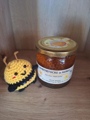 Unsere Honigwabe im Glas enthält ein handgeschnittenes Stück naturbelassener Bienenwabe, umgeben von leckeren Blüten- Waldhonig. Die Kombination aus zartem Wachs und aromatischem Honig bietet ein besonderes Geschmackserlebnis – unverarbeitet und ohne Zusatzstoffe.

Besondere Merkmale:

100 % naturbelassen – ohne Zusatzstoffe, nicht erhitzt
Gefüllt mit Blüten- Waldhonig – angenehm fein und blumig und sofort verzehrbereit
Mit Wachs verzehrbar – wer mag, kaut das Wachs oder entnimmt nur den Honig
Enthält naturgemäß Blütenpollen und Bienenbrot
Auch als Geschenk eignet sich dieses Produkt hervorragend.