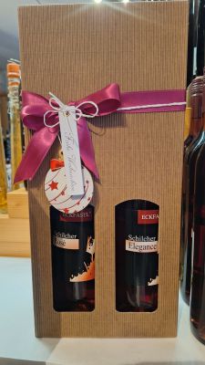 Wein Geschenkskarton
1 FL. Schilcher Rose (Classisch trocken)
1 FL. Schilcher Elegance (fuchtig)
Liebevoll als Weihnachtsgeschenk verpackt