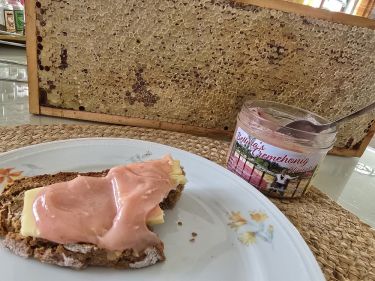 Cremehonig mit Himbeeren