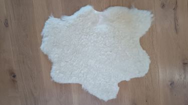 Lammfell vom Bio-Walliser Schwarznasenlamm PEDRO