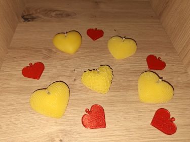 100% Bienenwachs, naturbelassen und ohne Aromazusätze

Kerzen aus Bienenwachs sind nachweislich die umweltfreundlichste Art des gemütlichen Kerzenscheins. Unsere Herz Bienenwachs Kerzen sind nicht nur zum Valentinstag ein echter Blickfang.
Wir fertigen sie selbst aus  Bienenwachs. 