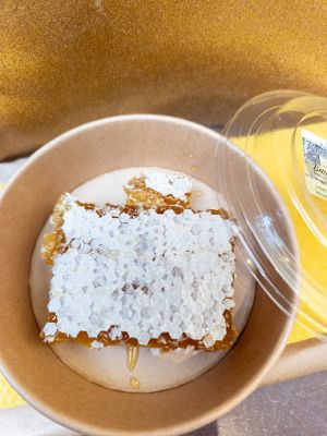 Wabenhonig in der Kartonschale
