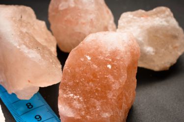 Ursalz in seiner reinsten Form – Grobe Kristallsalz-Brocken aus der pakistanischen Salt Range in charakteristischem Rosa. Naturbelassen, unjodiert und mild im Geschmack. Perfekt zum Zerstoßen im Mörser, für Sole oder direkt in Suppen und Eintöpfe.