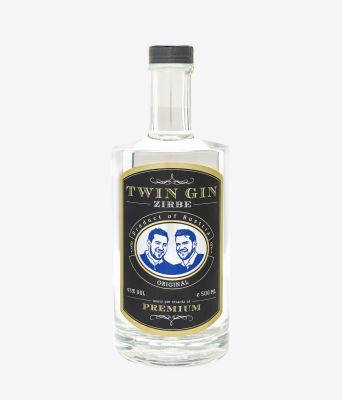 Dieser Gin entstand durch zeitintensive Kreation der Rezeptur. Zarte Zirbe, Zitrus- und Fruchtnoten eingebettet in Wacholder und verschiedenen Kräutern wirken nicht nur in der Nase sondern auch am Gaumen klar und erfrischend.

Vorteile
* Mild und mediterran
* Zarte Zirbe, Zitrus- und Fruchtnoten
* Klarer und erfrischender Geschmack
* Aufwendig entwickelte Rezeptur

Einsatzbereiche
Ideal für Gin Tonic, Cocktails oder pur.
