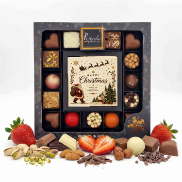 Auch ideal für Firmen mit Logoaufdruck!

🎄 Weihnachten zum Vernaschen – unsere RITONKA Christmas Chocolate Box 🎁🍫

Ein besonderes Geschenk für die schönste Zeit des Jahres: Unsere festliche Christmas Chocolate Box verbindet handgemachte Schokoladenkreationen mit einer liebevoll gestalteten Weihnachtstafel im Mittelpunkt.

Die Box bietet eine abwechslungsreiche Auswahl aus Pralinen, Schokoladen, Nüssen, Früchten und feinen Toppings – perfekt zum Verschenken, Teilen oder selbst Genießen.



🍫 Verschiedene Schokoladen & Pralinen

🎄 Festliches „Happy Christmas“-Design

🎁 Ideal als Weihnachtsgeschenk

🏢 Auch perfekt als hochwertiges Firmen- & Mitarbeitergeschenk

Für Unternehmen kann die Box auf Wunsch auch individualisiert und mit Firmenlogo bzw. persönlichem Weihnachtsmotiv gestaltet werden.

Ein Geschenk, das nicht nur schön aussieht, sondern auch richtig gut schmeckt. ❤️

Dieses Produkt ist Ritonka ChocoBlend Pralinen Weihnachten in höchster Qualität.



Die enthaltenen Pralinen können je nach Verfügbarkeit variieren. Das Produktfoto dient zur Illustration und zeigt beispielhaft die mögliche Zusammenstellung.
